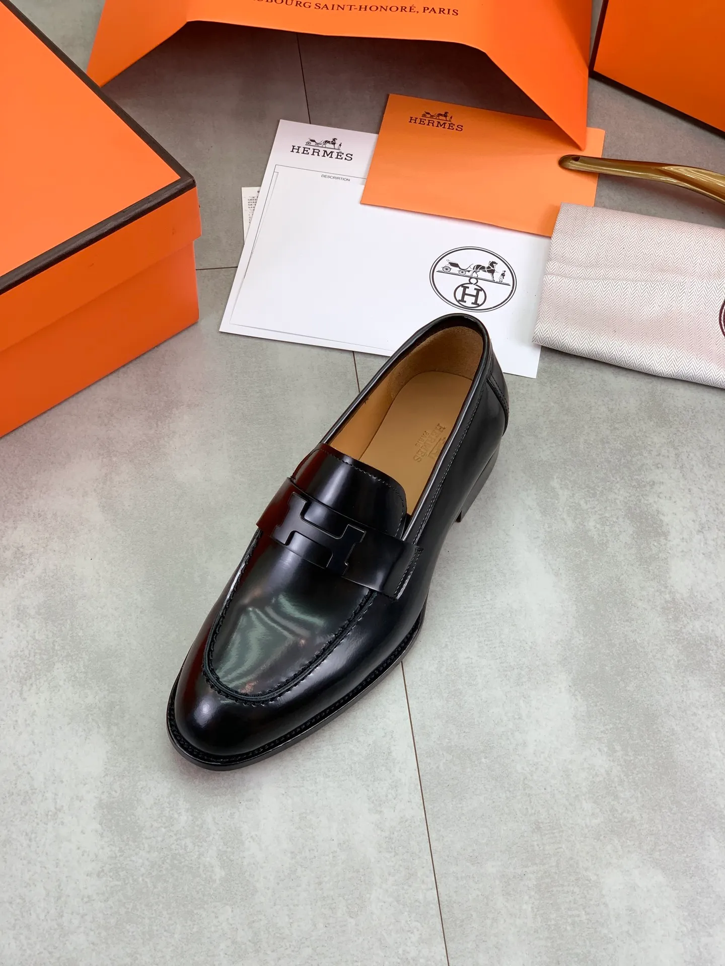 Factory price P980 💰💎💎💎 Original genuine leather outsole Brand: Hermès Grade: Same as the official website Original quality materials: Original soft calfskin Water-dyed cowhide lining Original Italian genuine leather outsole Style categories: Men's fashion Formal casual leather shoes Slip-on men's shoes series Young fashion European and American trends British style Code number: 39-45 (38.46 can be customized)